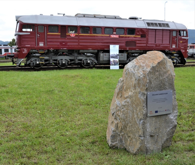 Základný kameň, v pozadí rušeň Sergej