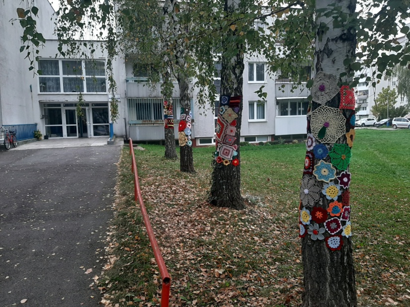 Háčkované dečky skrášlili brezy