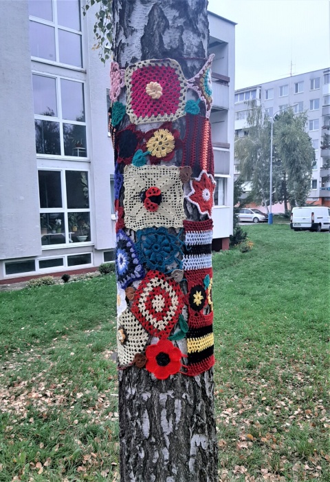Háčkované dečky skrášlili brezy