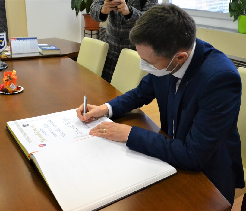 Predseda vlády pri podpise do pamätnej knihy