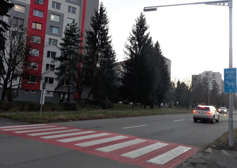 Osvetlený priechod pre chodcov na Laboreckej ulici