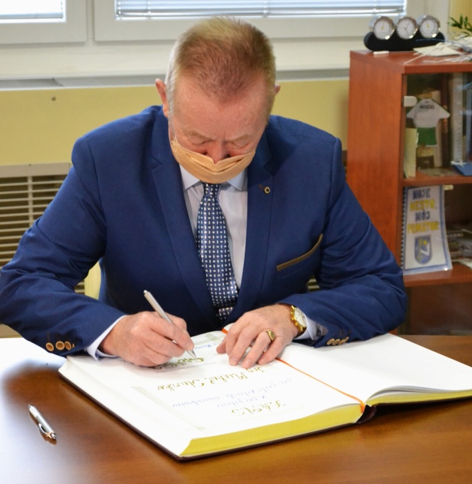 Michal Stanko pri podpise do Pamätnej knihy mesta Humenné