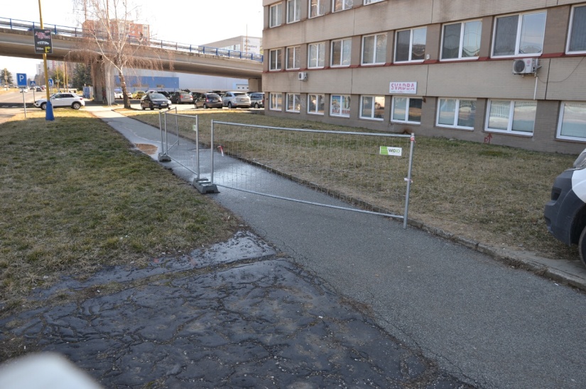 Havária potrubia pri budove Chemkostavu (Laborecká ulica)