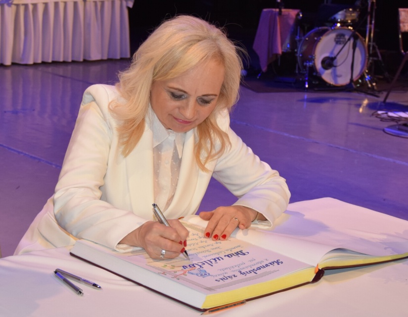 Jarmila Cirbusová (vychovávateľka ZŠ Dargovských hrdinov) pri podpise do pamätnej knihy