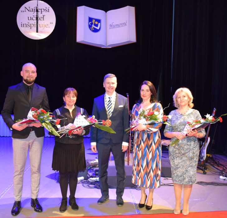 Ocenení pedagógovia základných umeleckých škôl s primátorom mesta Milošom Meričkom
