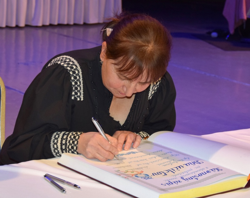 Anna Marušinová (SZUŠ Kudlovská) pri podpise do Pamätnej knihy mesta Humenné