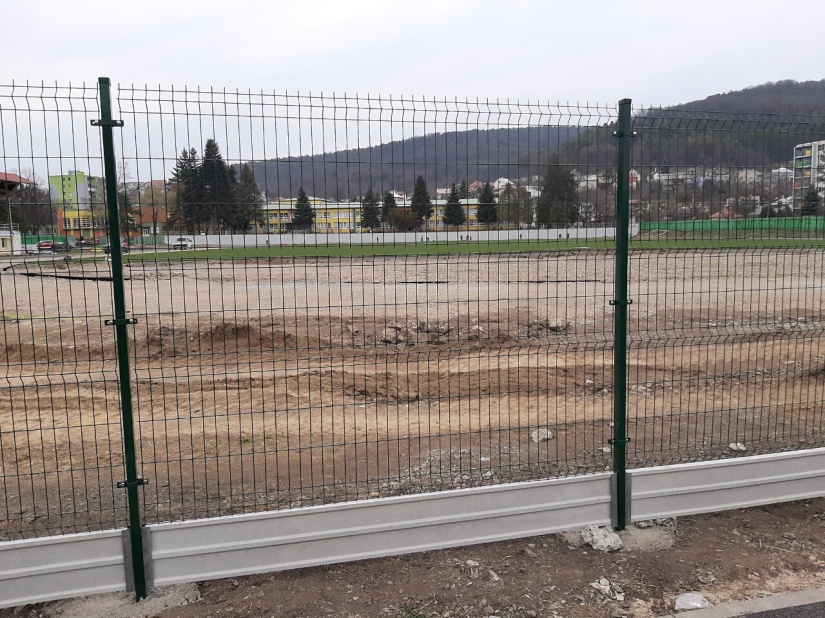 Nové oplotenie atletického areálu