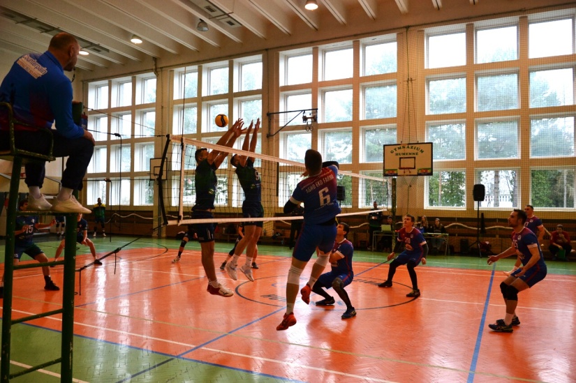 ŠK Gymnázium Humenné - Žilina 3:1 a 3:2. Volejbal v telocvični gymnázia