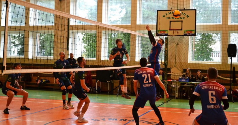 ŠK Gymnázium Humenné - Žilina 3:1 a 3:2. Volejbal v telocvični gymnázia