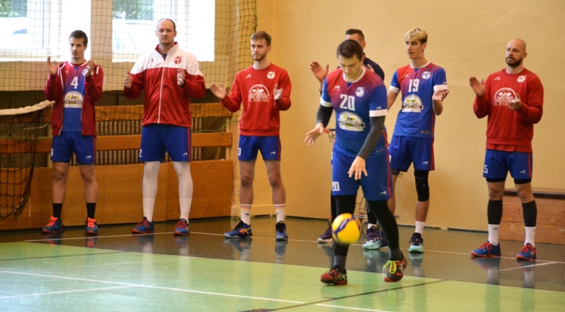 ŠK Gymnázium Humenné - Žilina 3:1 a 3:2. Volejbal v telocvični gymnázia