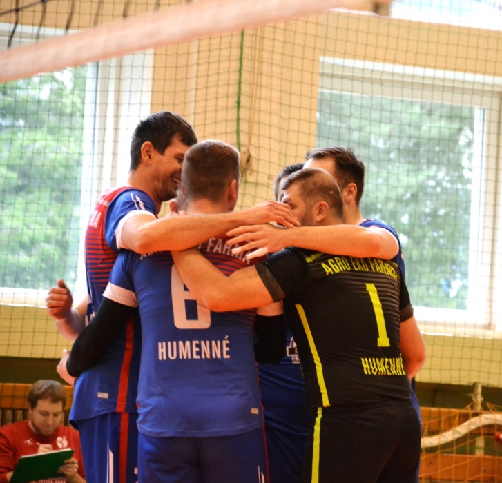 ŠK Gymnázium Humenné - Žilina 3:1 a 3:2. Volejbal v telocvični gymnázia