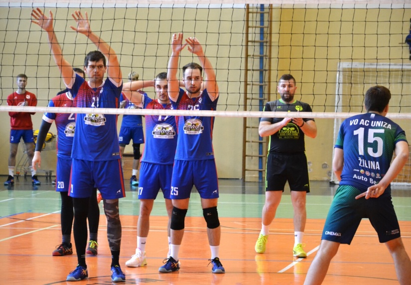 ŠK Gymnázium Humenné - Žilina 3:1 a 3:2. Volejbal v telocvični gymnázia