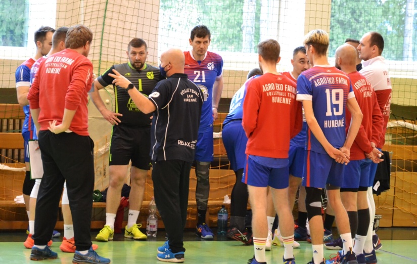 ŠK Gymnázium Humenné - Žilina 3:1 a 3:2. Volejbal v telocvični gymnázia