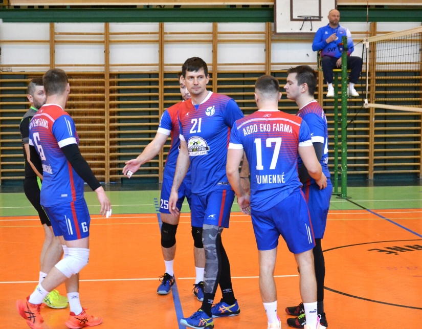 ŠK Gymnázium Humenné - Žilina 3:1 a 3:2. Volejbal v telocvični gymnázia