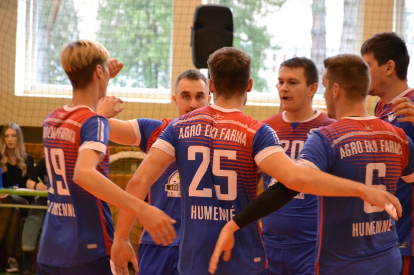 ŠK Gymnázium Humenné - Žilina 3:1 a 3:2. Volejbal v telocvični gymnázia