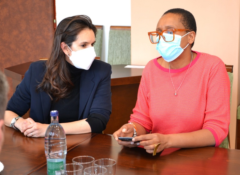 Stretnutie zástupcov UNICEF a humenskej samosprávy. Marie Diop (vpravo)