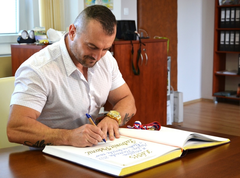 Ľubomír Pidanič pri podpise do pamätnej knihy