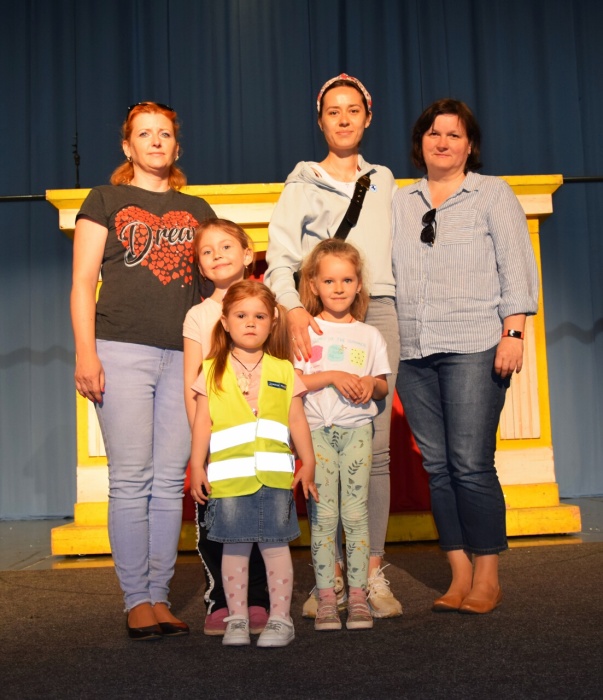 Zlatý kľúčik - divadelné predstavenie si užili aj Yeva, Dáša a Soňa, malé Ukrajinky