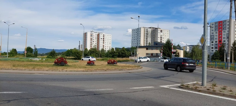 Cestná obchádzka - kruhová križovatka Hrnčiarska / Laborecká