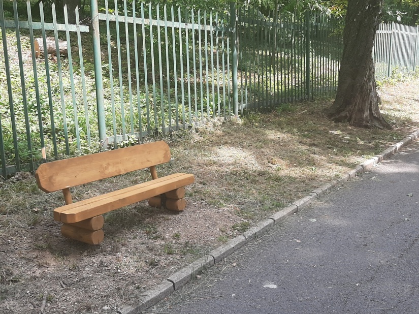 „Starú kočovnú cestu Hubková“ obohatilo 15 lavičiek a 3 tabule (pri skanzene)