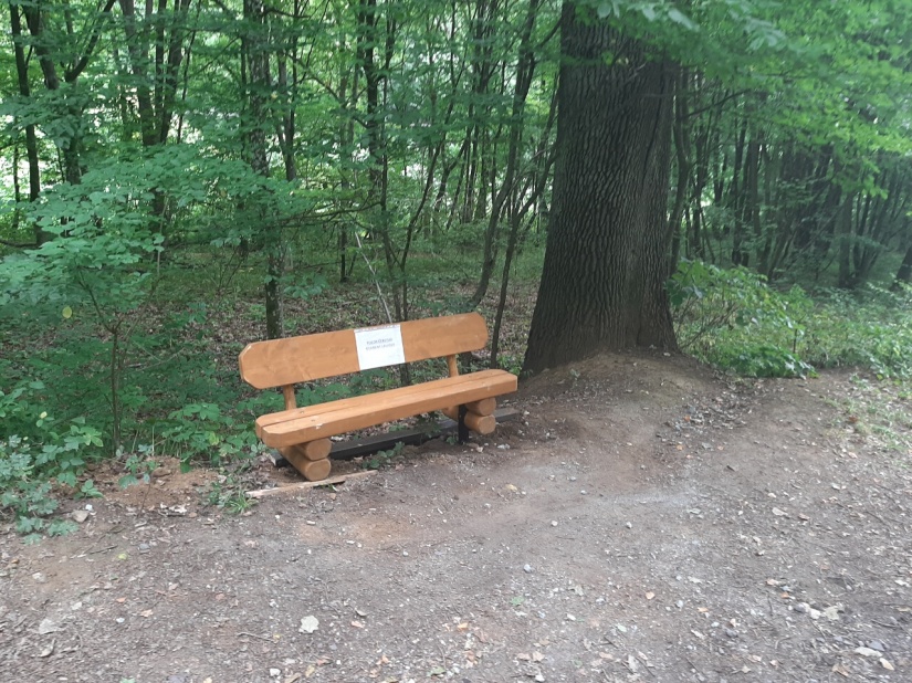 „Starú kočovnú cestu Hubková“ obohatilo 15 lavičiek a 3 tabule (k zvernici)
