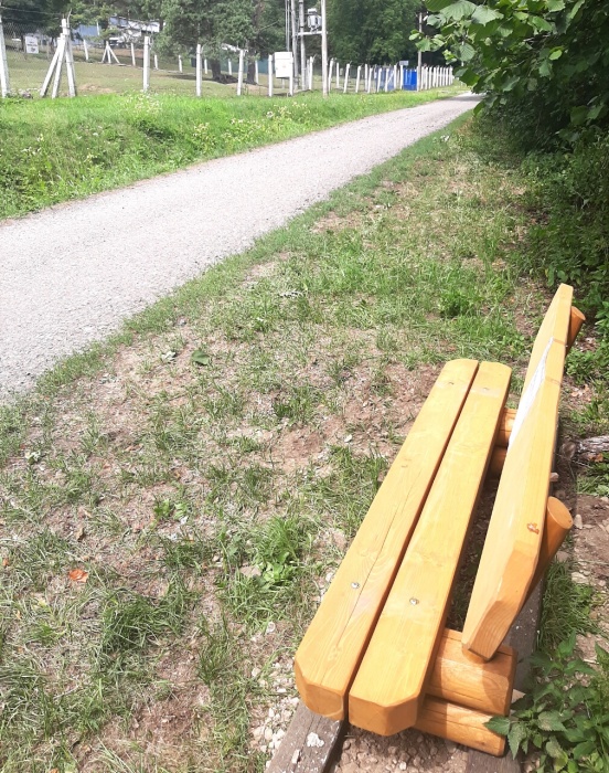 „Starú kočovnú cestu Hubková“ obohatilo 15 lavičiek a 3 tabule (pri zvernici)