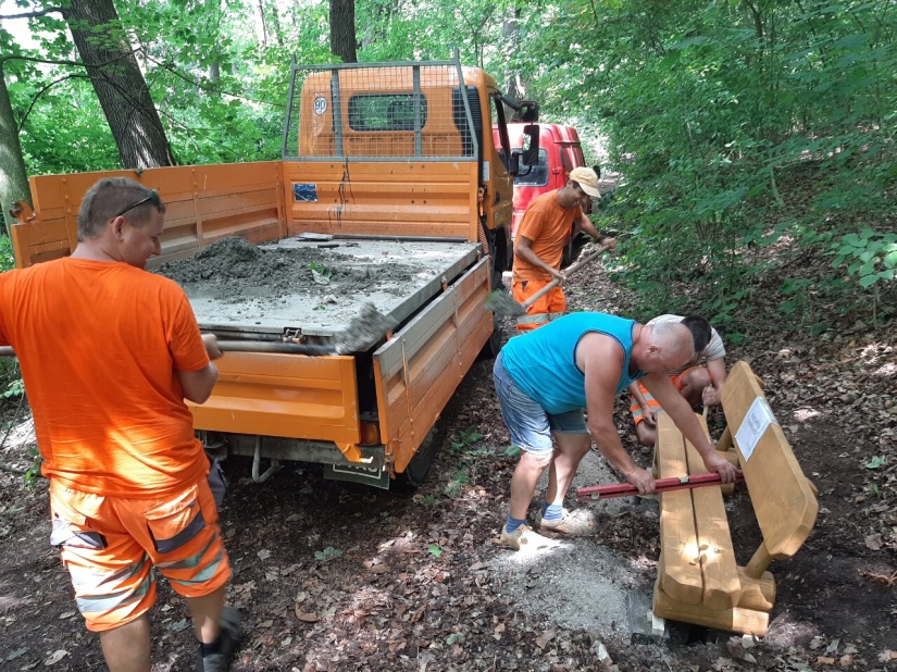 „Starú kočovnú cestu Hubková“ obohatilo 15 lavičiek a 3 tabule