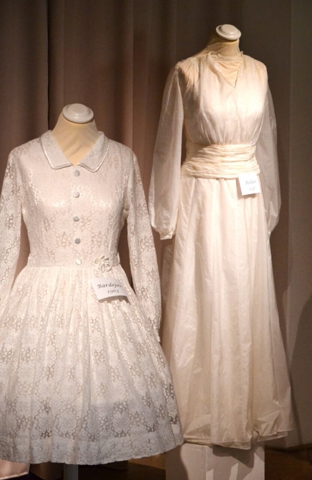 Výstava "Svadobné..." Vpravo šaty z roku 1947