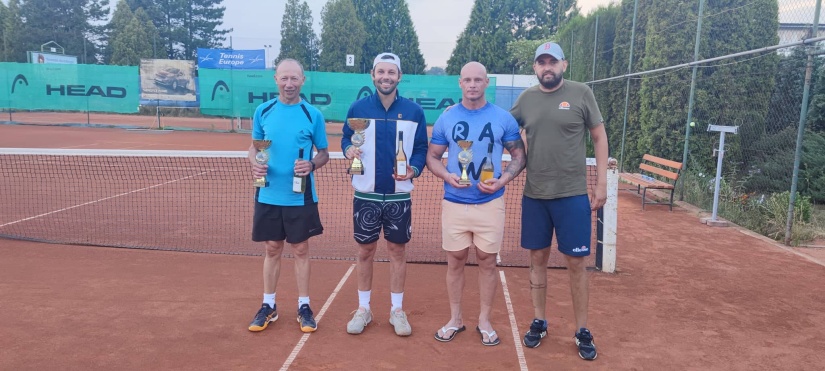 Luky cup 2022 - zľava medailisti Venglár, Mihališin, Stebila a organizátor L. Albičuk