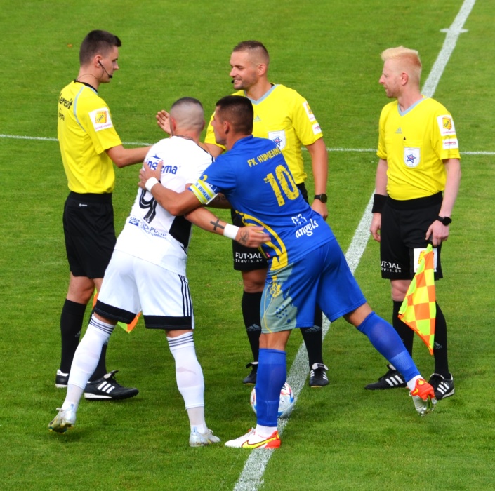 FK Humenné - FC Košice 0:0. Kapitáni Pačinda - Streňo