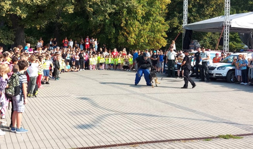 Prezentácia policajných, hasičských i záchranárskych zložiek.