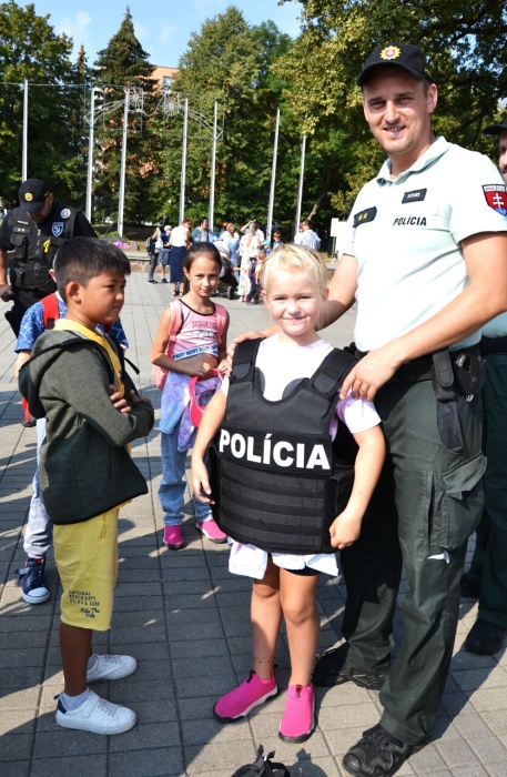 Prezentácia policajných, hasičských i záchranárskych zložiek.