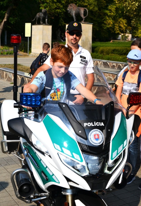 Prezentácia policajných, hasičských i záchranárskych zložiek.