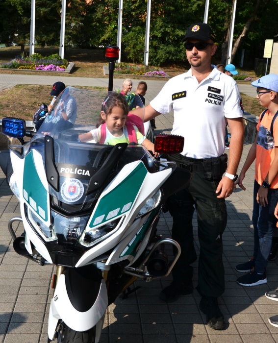 Prezentácia policajných, hasičských i záchranárskych zložiek.