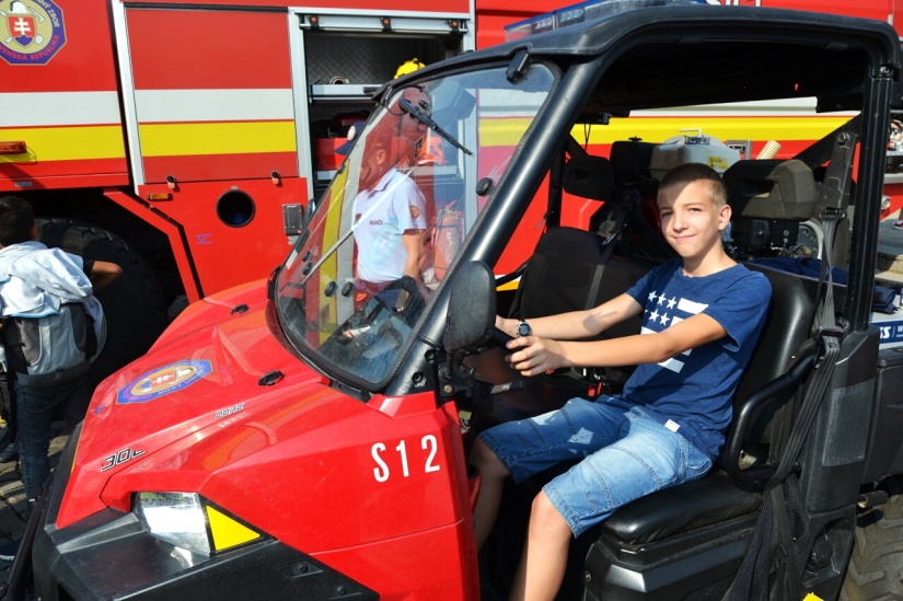 Prezentácia policajných, hasičských i záchranárskych zložiek.