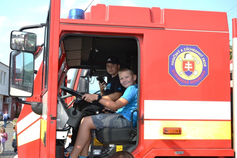 Prezentácia policajných, hasičských i záchranárskych zložiek.