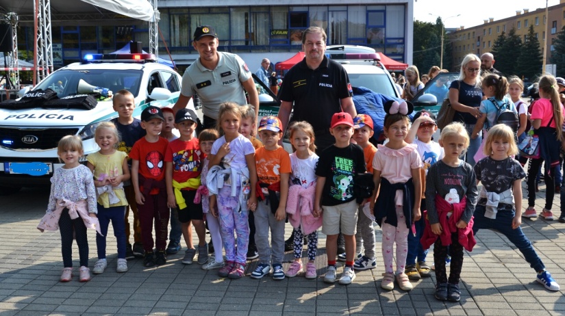 Prezentácia policajných, hasičských i záchranárskych zložiek.