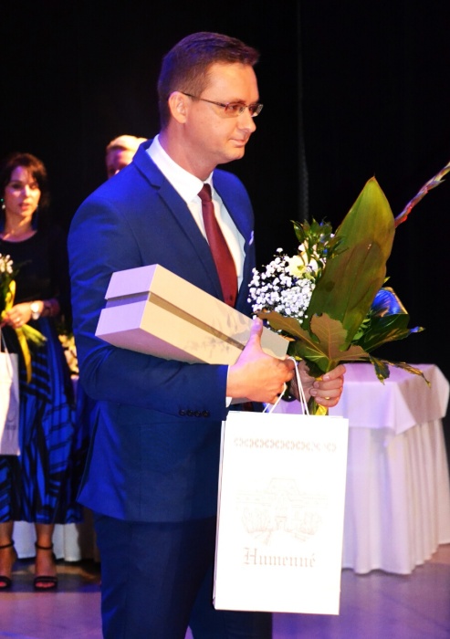 Ivo Hopta prebral ocenenie Čestné občianstvo mesta Humenné za otca Ivana Hoptu