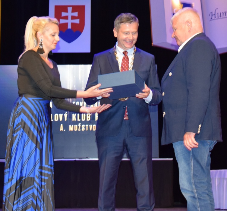 FK HUMENNÉ – Športový kolektív roka 2021, cenu prevzal Oskar Balogáč