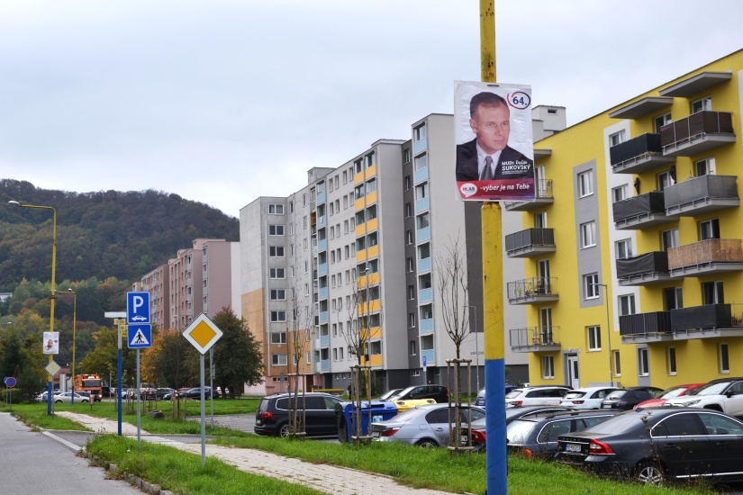 Volebné plagáty na stĺpoch verejného osvetlenia - Sídlisko pod Sokolejom