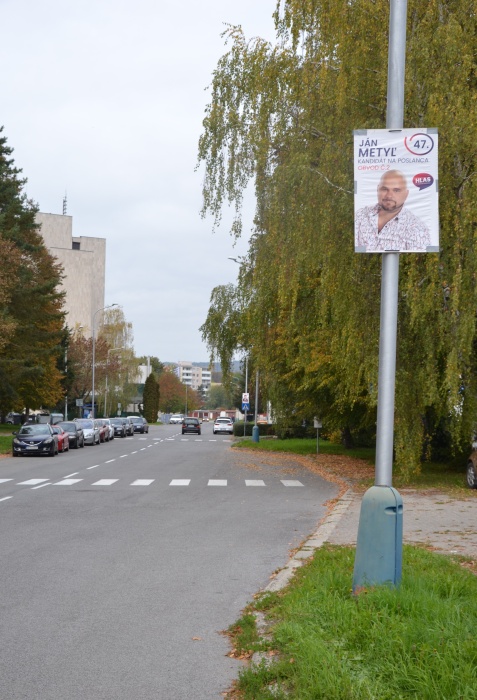 Volebné plagáty na stĺpoch verejného osvetlenia - Sídlisko III