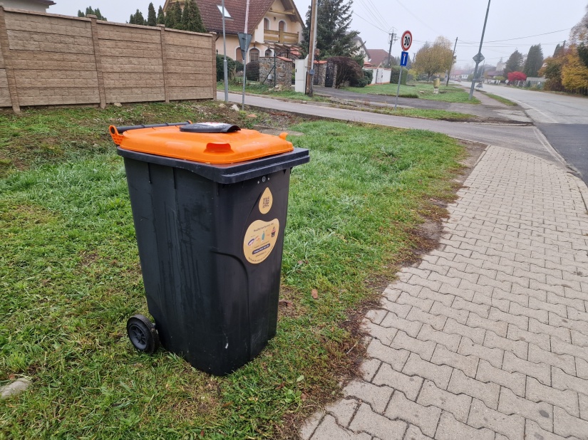 Oranžovo-čierne kontajnery na zber kuchynského oleja