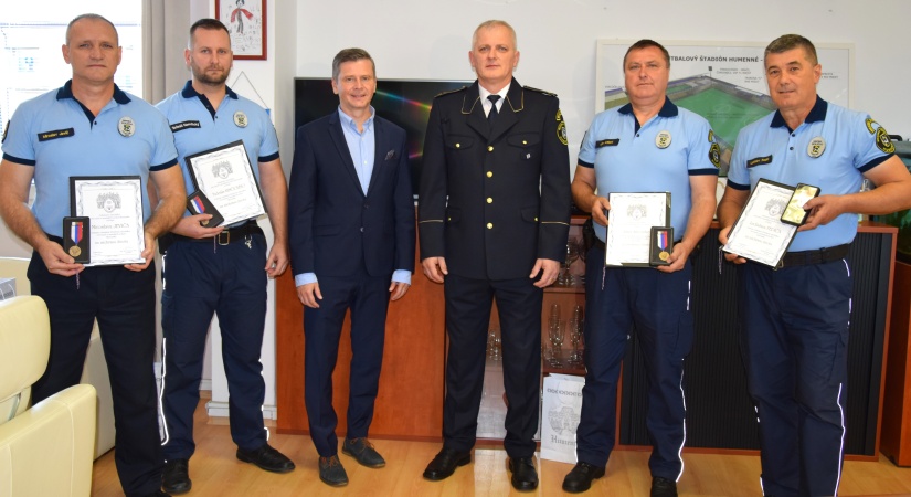 Ocenení príslušníci MsP s primátorom mesta a náčelníkom MsP