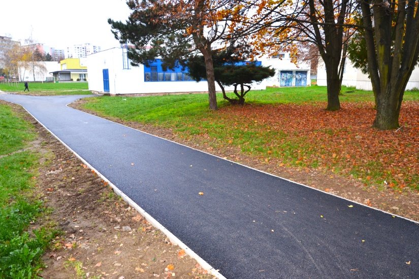 Investičné akcie november 2022 - chodník Třebíčska
