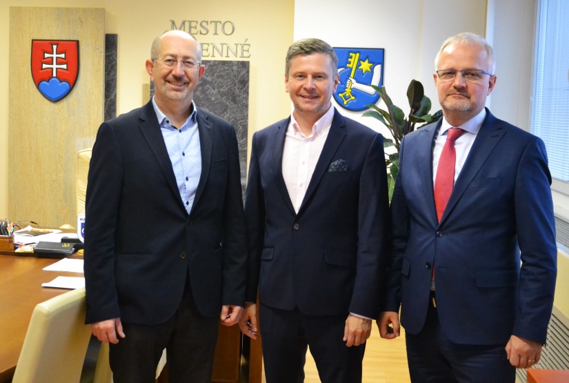 Zľava Peter Kremský, primátor mesta Miloš Meričko a Peter Švec