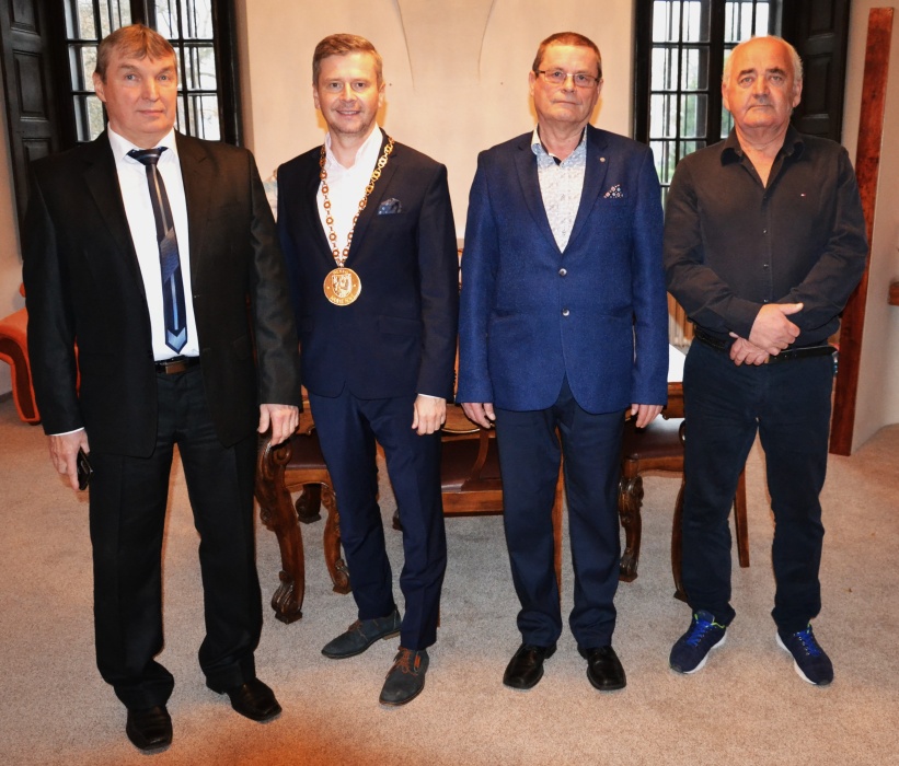 Oceňovanie darcov krvi -nositelia Medaily profesora Jána Kňazovického a primátor mesta Miloš Meričko