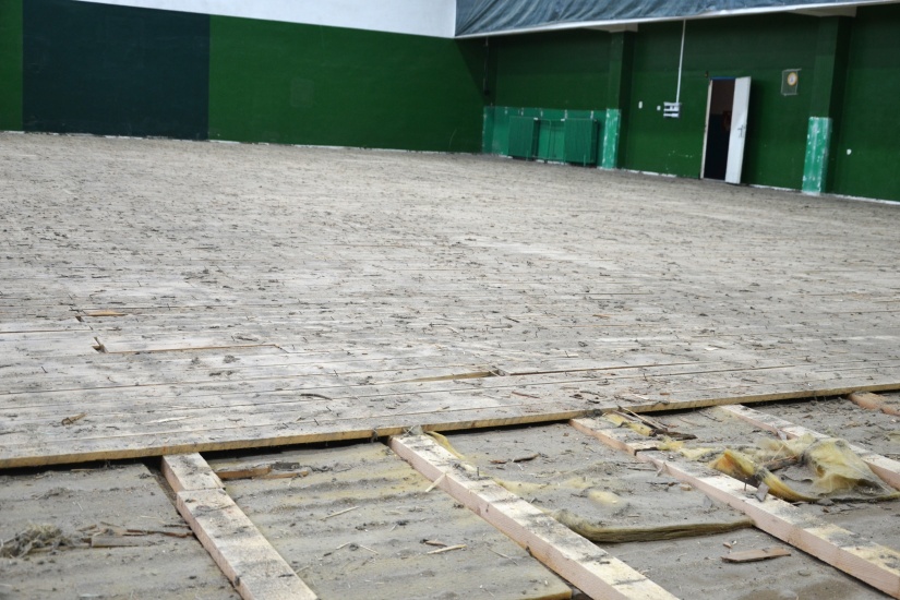 Podlaha telocvične futbalového štadióna v rekonštrukcii
