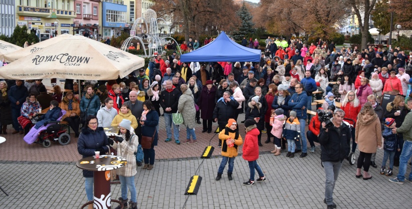 Humenčania rozsvietili prvú adventnú sviečku
