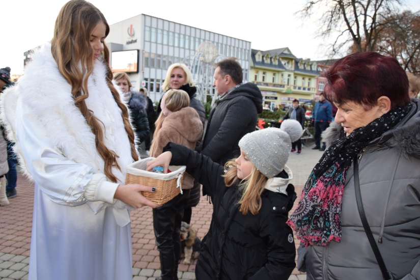 Humenčania rozsvietili prvú adventnú sviečku
