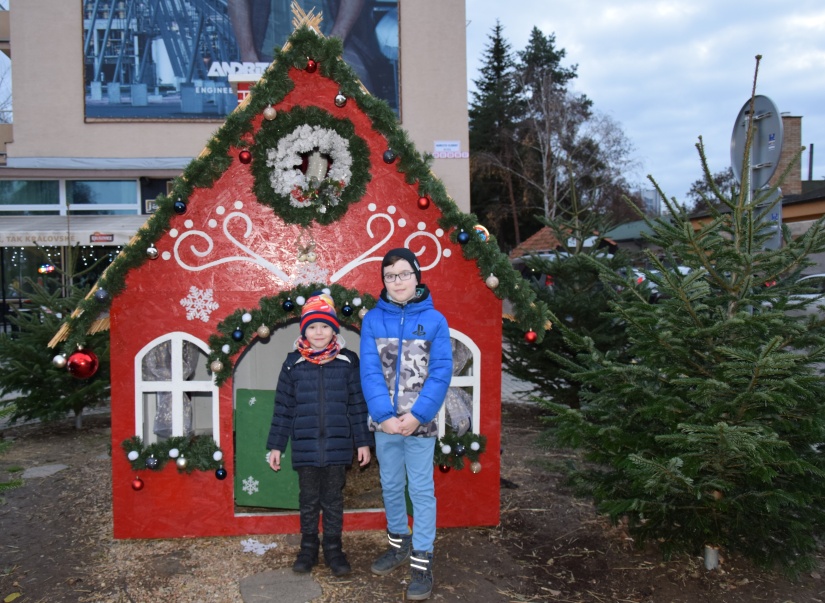 Humenčania rozsvietili prvú adventnú sviečku